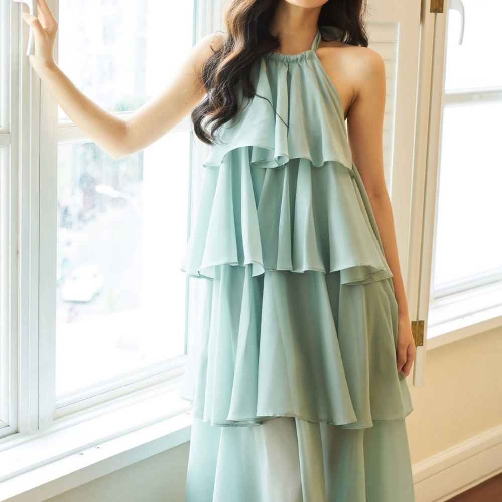 Chic Backless Halter Dress in Soft Green